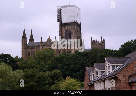 Voir à travers les arbres d'échafaudages et de bâche couvrant l'attente de travaux de restauration autour de la tour de la cathédrale de Durham Banque D'Images