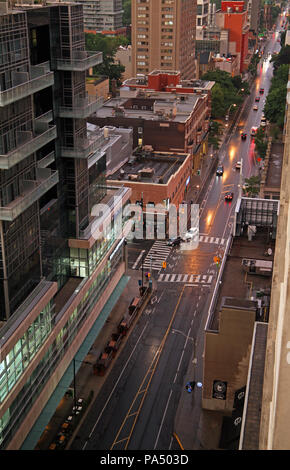 À l'Est de l'hôtel Chelsea, Toronto le long de la rue Gerrard et vers la rue Yonge Banque D'Images