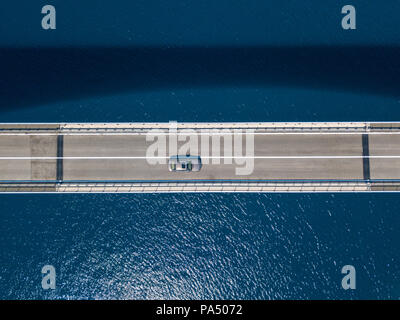 Vue aérienne du pont de l'île de Pag, Croatie, road. Falaise dominant la mer. Voitures traversant le pont vu d'en haut Banque D'Images