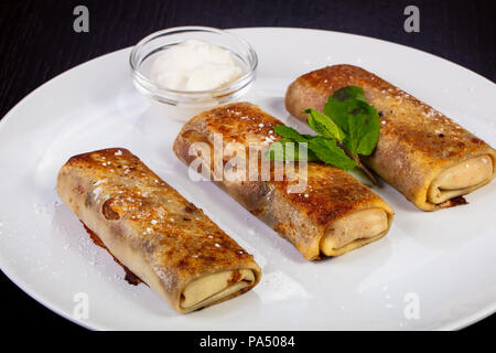 Rouleaux de crêpes délicieux avec du fromage cottage Banque D'Images