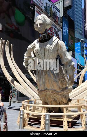 New York, NY, USA. 20ème. Jul, 2018. PHOTO d'archives. Artiste conceptuel américain Mel Chen installation d'art public "Unmoored" à Times Square, New York, est Banque D'Images