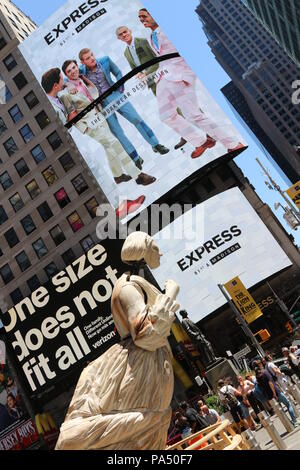 New York, NY, USA. 20ème. Jul, 2018. PHOTO d'archives. Artiste conceptuel américain Mel Chen installation d'art public "Unmoored" à Times Square, New York, est Banque D'Images