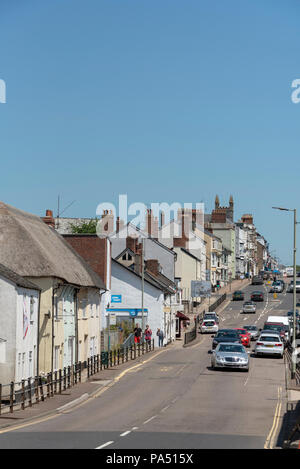 High Street Honiton, Devon, Angleterre, Royaume-Uni, la rue principale vue de l'ouest Banque D'Images