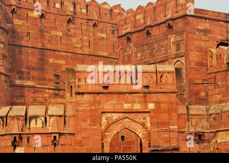 Vue partielle du mur de fortification du Fort d'Agra (Rouge), Agra, Uttar Pradesh, Inde Banque D'Images