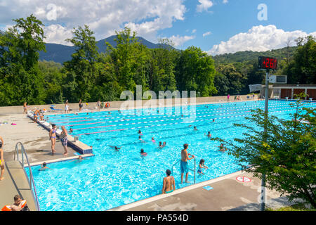 Piscine publique en plein air à l'Arène Sportiva, Tesserete Suisse Lido montagnes, à l'extérieur, de l'Europe Banque D'Images