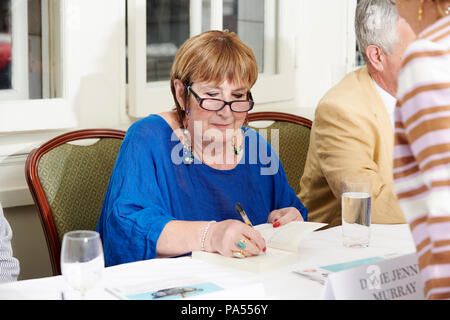 Dame Jenni Murray au déjeuner littéraire Oldie 17/07/18 ; Simpsons sur le Strand Banque D'Images