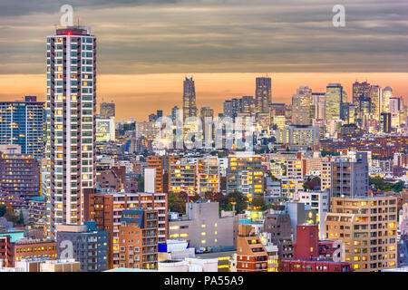 Tokyo, Japon paysage urbain crépuscule vers le Shinjuku quartier financier. Banque D'Images