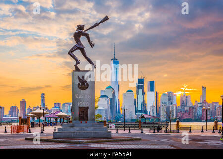 NEW YORK, NEW YORK - 30 octobre 2016 : Le Mémorial de Katyn en Jersey City se tient devant le Lower Manhattan skyline à l'aube. Le monument est dédié Banque D'Images