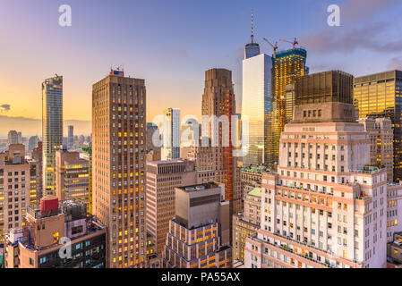 New York, New York, USA Le Lower Manhattan cityscape Quartier Financier de dessus au crépuscule. Banque D'Images