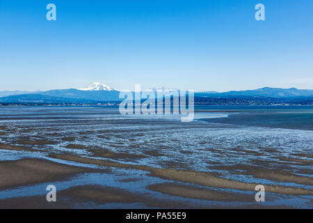 Mt. Baker et le 'Sisters' dans la baie de Bellingham, Bellingham, Washington, nord-ouest du Pacifique, aux États-Unis. Banque D'Images