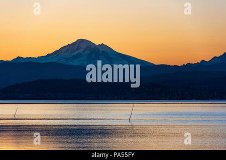 Aube sur Mt. Baker dans Bellingham Bay, Bellingham, Washington, nord-ouest du Pacifique, aux États-Unis. Banque D'Images