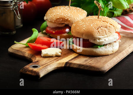 Caprese italien sandwiches avec de la mozzarella, tomates et basilic Banque D'Images