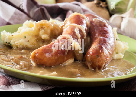 Bangers & Mash. Saucisse cuite en sauce oignon servis avec une purée de pommes de terre Banque D'Images