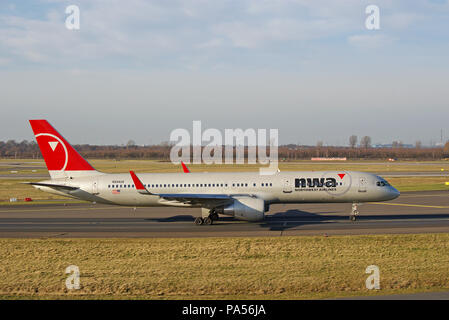 Dusseldorf, Allemagne - le 26 janvier 2008 : Boeing 757-200 de Northwest Airlines à l'aéroport de Dusseldorf pendant le roulage Banque D'Images