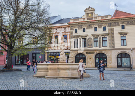Fontaine et couronne d'or sur le bâtiment de la pharmacie de la place Masaryk à Uherske Hradiste ville dans la région de Zlin, en Moravie en République Tchèque Banque D'Images