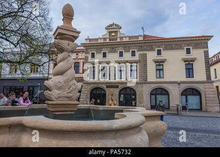 Fontaine et couronne d'or sur le bâtiment de la pharmacie de la place Masaryk à Uherske Hradiste ville dans la région de Zlin, en Moravie en République Tchèque Banque D'Images