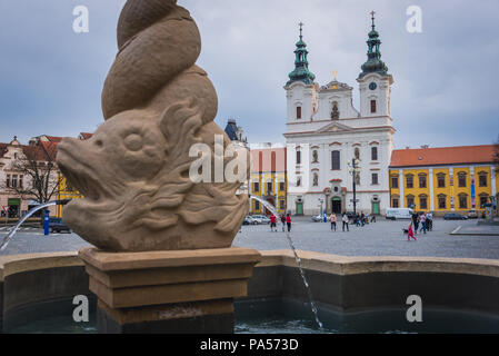 Fontaine et Église de Saint François-Xavier sur la place Masaryk à Uherske Hradiste ville dans la région de Zlin, en Moravie en République Tchèque Banque D'Images