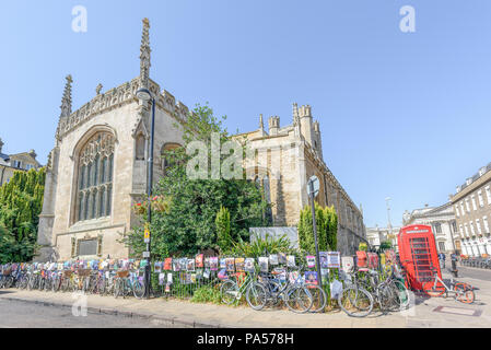 Les vélos et le pilier rouge traditionnelles boîtes de téléphone à l'extérieur de l'église de l'université de St Mary, Cambridge, Angleterre. Banque D'Images