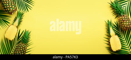 Avec motif ananas lumineux sur fond jaune. Vue d'en haut. Copier l'espace. Un style minimaliste. Pop art design, creative concept d'été. Banner Banque D'Images