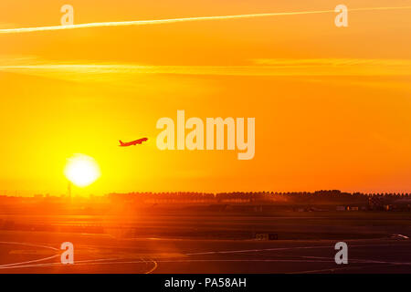 Silhouette d'avion, avion, décoller de l'air à l'heure du coucher du soleil à tous les passager à bord pour le voyage et pour les entreprises à l'aéroport, avec copie espace Banque D'Images