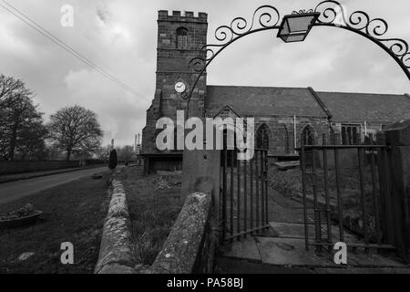 Image en noir et blanc d'une vieille église désaffectée avec entrée à l'église yard / grave yard Banque D'Images