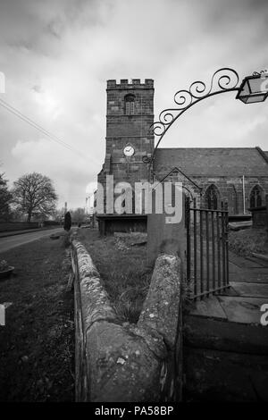 Image en noir et blanc d'une vieille église désaffectée avec entrée à l'église yard / grave yard Banque D'Images