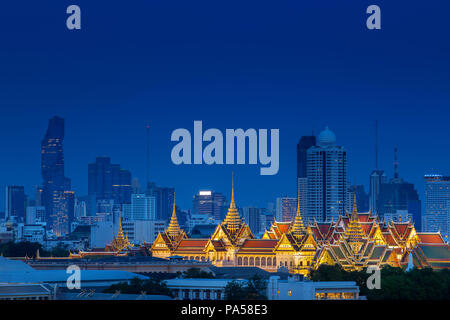 Vue aérienne de Grand Palais Royal de Bangkok, Thaïlande avec le luxe d'horizon, et de condos au centre-ville le soir après l'heure du coucher du soleil Banque D'Images