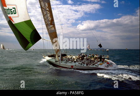 AJAXNETPHOTO. 1989. SOLENT, en Angleterre. FASTNET RACE 1989 - GATORADE SKIPPERD PAR GIORGIO FALCK (C) les aiguilles. YACHT EST UNE RACE WHITBREAD ENTRÉE. PHOTO : JONATHAN EASTLAND / AJAX REF:890823 Banque D'Images