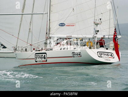 AJAXNETPHOTO. 1994. WESTERN SOLENT, en Angleterre. - Fin du voyage - Mike Golding SUR LE GROUPE 4 DE L'ÎLE DE WIGHT, À LA FIN DE SON MONDE. PHOTO:JONATHAN EASTLAND/AJAX REF:tc 6075 25 1 Banque D'Images