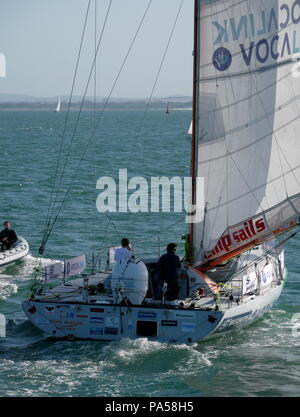 AJAXNETPHOTO. - 29e Août, 2009. PORTSMOUTH, Angleterre. - Plus jeune - BRITANNIQUE MIKE PERHAM, 17 ans, MARIN BRITANNIQUE DE POTTERS BAR, ARRIVE DANS LE SOLENT DANS SON YACHT DE 50 PIEDS APRÈS S'TOTALLYMONEY.COM LE MONDE BRITANNIQUE LE PLUS JEUNE. MIKE A TERMINÉ SON VOYAGE DE 30 000 km, de franchir la ligne d'ARRIVÉE ENTRE OUESSANT ET LE CAP LIZARD, âgé de 17 ans, 164 jours, les 27 août. PHOTO:JONATHAN EASTLAND/AJAX REF:GH92908 51 Banque D'Images