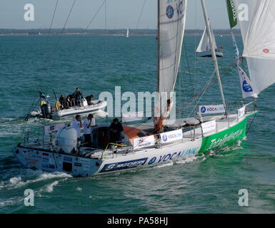 AJAXNETPHOTO. - 29e Août, 2009. PORTSMOUTH, Angleterre. - Plus jeune - BRITANNIQUE MIKE PERHAM, 17 ans, MARIN BRITANNIQUE DE POTTERS BAR, ARRIVE DANS LE SOLENT DANS SON YACHT DE 50 PIEDS APRÈS S'TOTALLYMONEY.COM LE MONDE BRITANNIQUE LE PLUS JEUNE. MIKE A TERMINÉ SON VOYAGE DE 30 000 km, de franchir la ligne d'ARRIVÉE ENTRE OUESSANT ET LE CAP LIZARD, âgé de 17 ans, 164 jours, les 27 août. PHOTO:JONATHAN EASTLAND/AJAX REF:GH92908 53 Banque D'Images