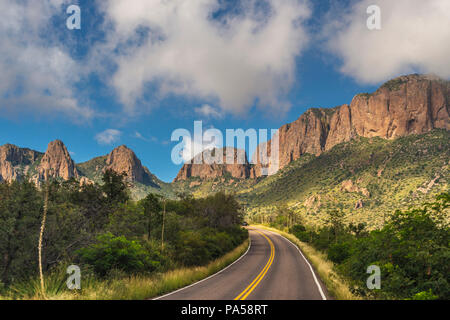 Big Bend park road à montagnes Chiso à Big Bend National Park Banque D'Images