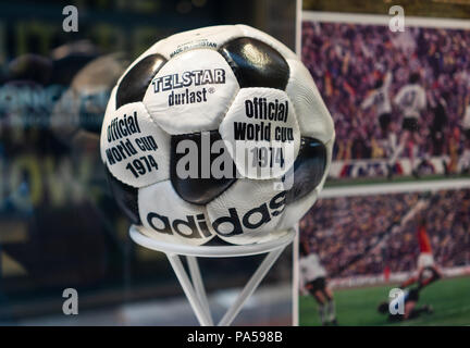 7 juillet 2018, Moscou, Russie ballon officiel Coupe du Monde FIFA 1974 en Allemagne de l'Ouest Adidas Telstar durlast. Banque D'Images