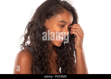 Portrait de timide et souriant belle peau noire fille sans maquillage sur un fond blanc Banque D'Images