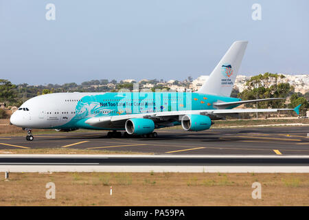Luqa (Malte, 19 juillet 2018 : Hi Fly Malte Airbus A380-841 [9H]-MIP au départ de Malte après peinture en couleurs spéciales 'Save les récifs coralliens' chez ACM Banque D'Images