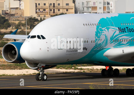 Luqa (Malte, 19 juillet 2018 : Hi Fly Malte Airbus A380-841 [9H]-MIP au départ de Malte après peinture en couleurs spéciales 'Save les récifs coralliens' chez ACM Banque D'Images
