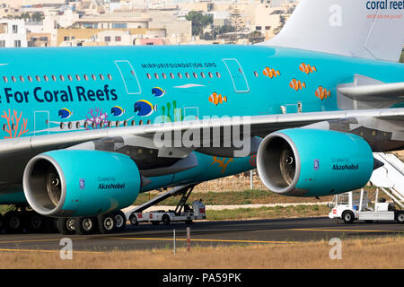 Luqa (Malte, 19 juillet 2018 : Hi Fly Malte Airbus A380-841 [9H]-MIP au départ de Malte après peinture en couleurs spéciales 'Save les récifs coralliens' chez ACM Banque D'Images
