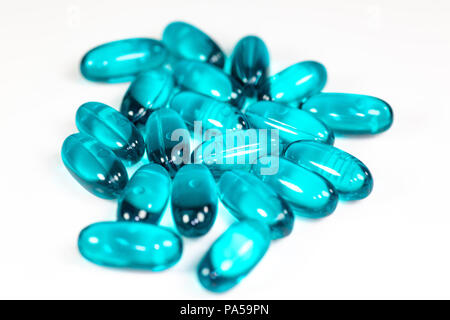 Capsules rondes bleu clair en haut d'une table de la pharmacie. Banque D'Images