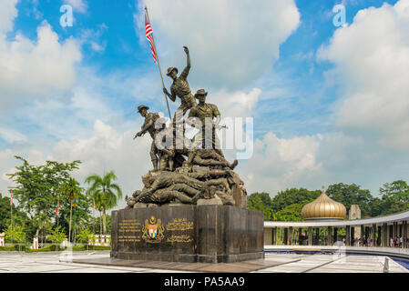 Kuala Lumpur, Malaisie - 14 déc 2017 : les touristes visitant National Monument, sculpture qui rend hommage à ceux qui sont morts au combat pour la Malaisie freedo Banque D'Images