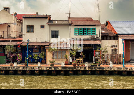 Malacca, Malacca, Malaisie - 15 déc 2017 : vue sur les vieilles maisons coloniales à l'UNESCO historique Section du Canal de la rivière Melaka, Malaisie. Banque D'Images