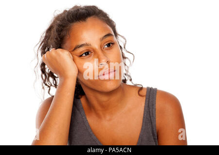 Fatigué et pensive belle fille teint foncé sur un fond blanc se penchant sur sa main Banque D'Images