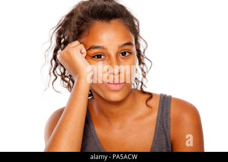 Fatigué et pensive belle fille teint foncé sur un fond blanc se penchant sur sa main Banque D'Images