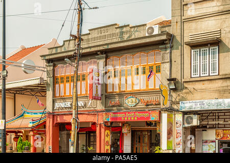 Malacca, Malacca, Malaisie - 15 déc 2017 : vue sur les façades de vieux bâtiments coloniaux en marchant le long de Jonker Walk à Malacca, Malaisie. Banque D'Images