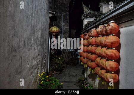 Une ruelle étroite décorée avec des lanternes rouges à Xidi, un petit village dans la province de l'Anhui en Chine. Banque D'Images