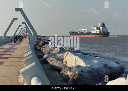 COATZACOALCOS, VER/MEXIQUE - Juillet 18, 2018 : Iron Point et l'huile transporteur de produits chimiques, laissant l'Pajaritos Terminal Logistique Banque D'Images