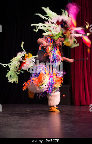 Native American danseurs de tribus de la côte nord-ouest d'effectuer des danses traditionnelles très coloré en robe authentique. Banque D'Images