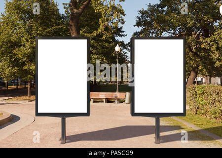 Deux rue vierge réclames en parc urbain. 3d illustration. Banque D'Images