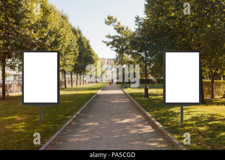 Deux rue vierge réclames en parc urbain. 3d illustration. Banque D'Images