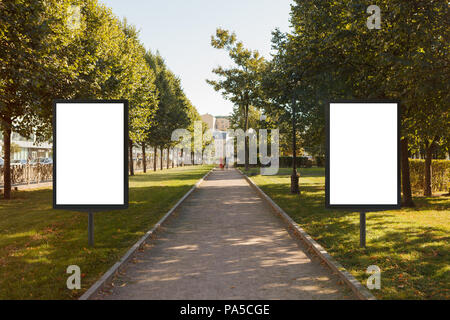 Deux rue vierge réclames en parc urbain. 3d illustration. Banque D'Images