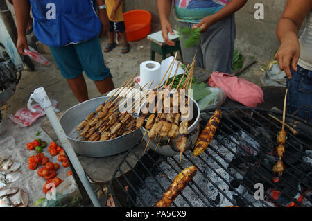 Suri - un grub qui se nourrit de la sève de palmier. La cuisine exotique. Banque D'Images